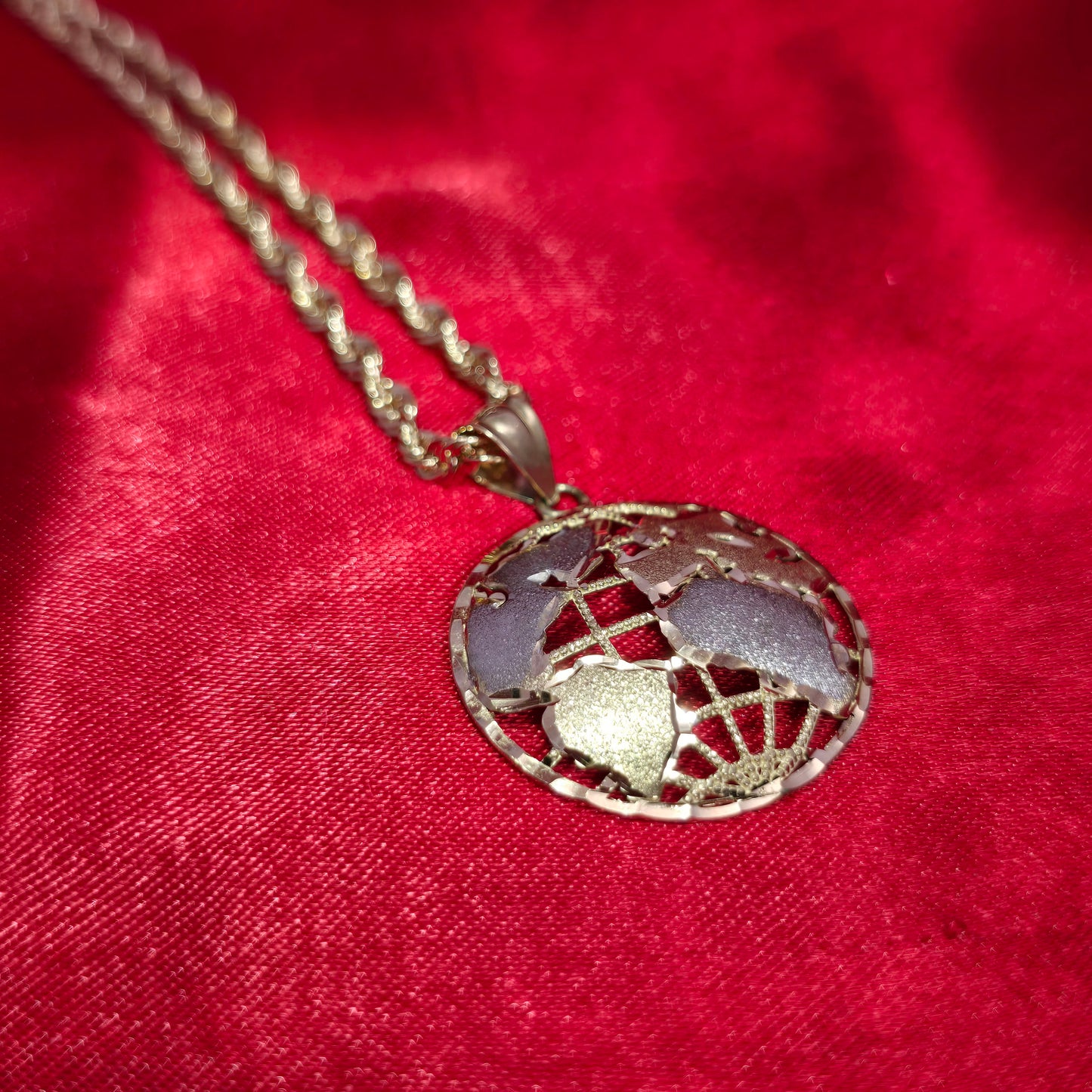 10K Gold Wolrd Pendant Two Tone With 10K Rope Chain 20"
