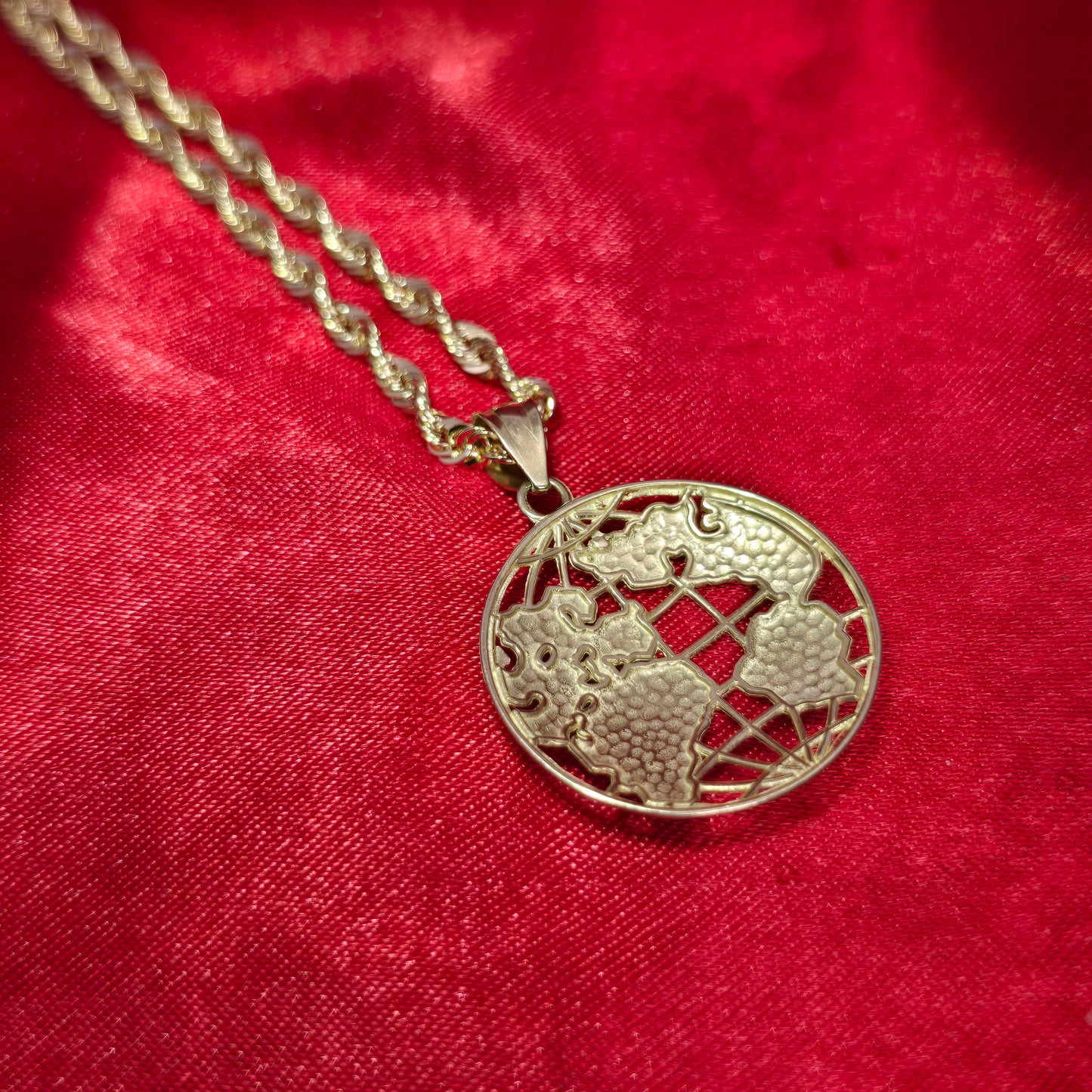 10K Gold Wolrd Pendant Two Tone With 10K Rope Chain 20"